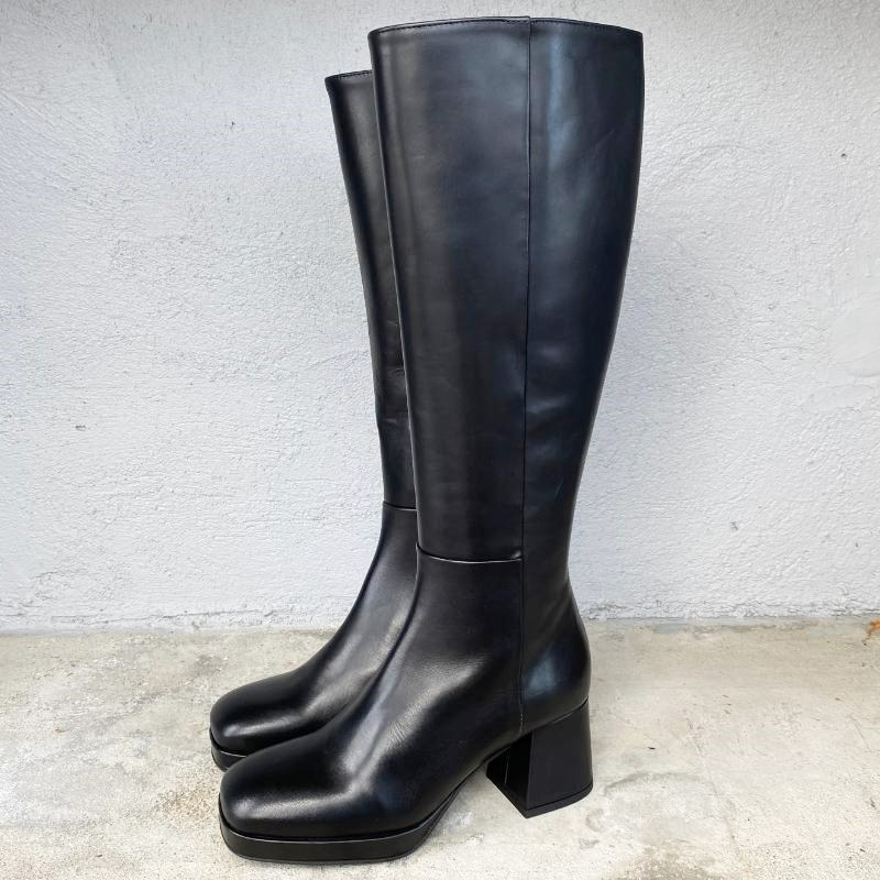 - Langskaftet støvle i sort med blokhæl og plateau - Deborah - BUKELA - Como Shoes