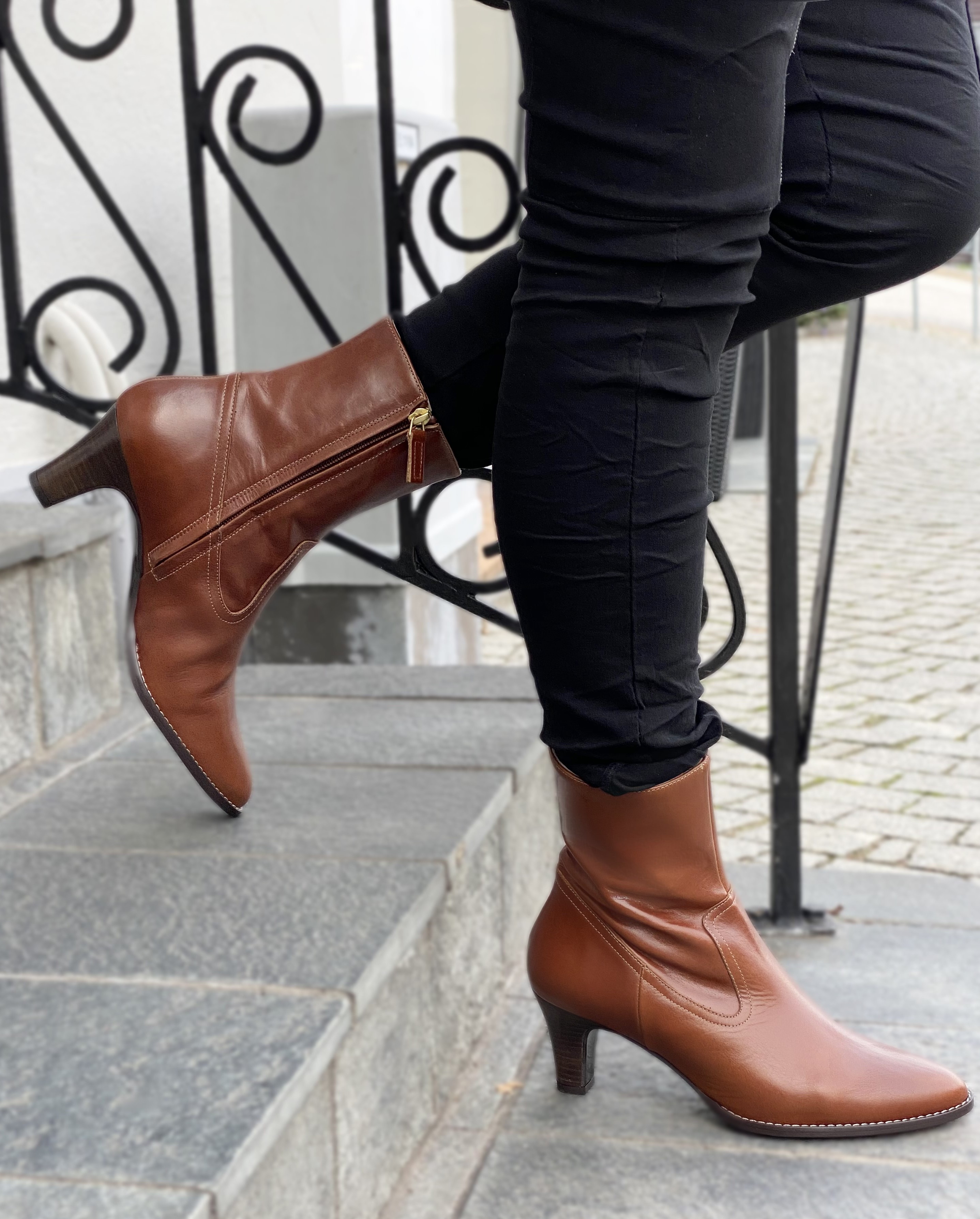 Bi - Støvlette i cognac med moderat hæl - - BI Como Shoes