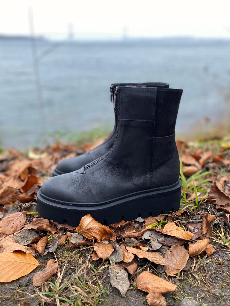 Lofina - Støvlette i sort med plateausål og lynlås - 3140 - LOFINA - Como Shoes