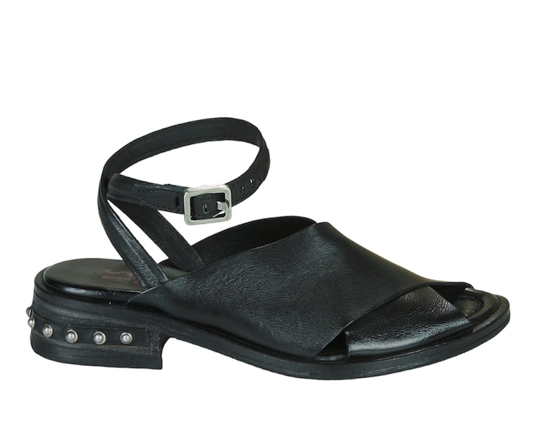 analysere aspekt Duchess Airstep - Flad sandal i sort med nitter og ankelrem - AIRSTEP - A.S.98 -  Como Shoes
