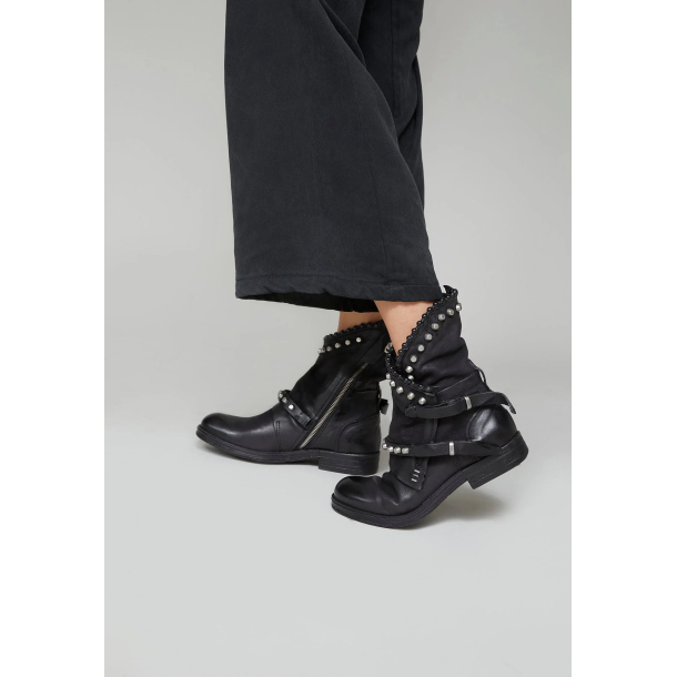 Airstep - Stvlette i sort med nitter