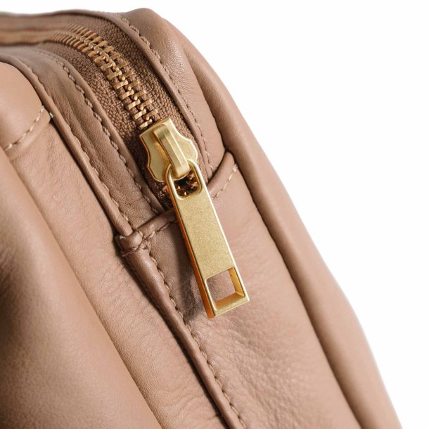 Depeche - Enkel crossover taske i varm camel med lynls - 13606