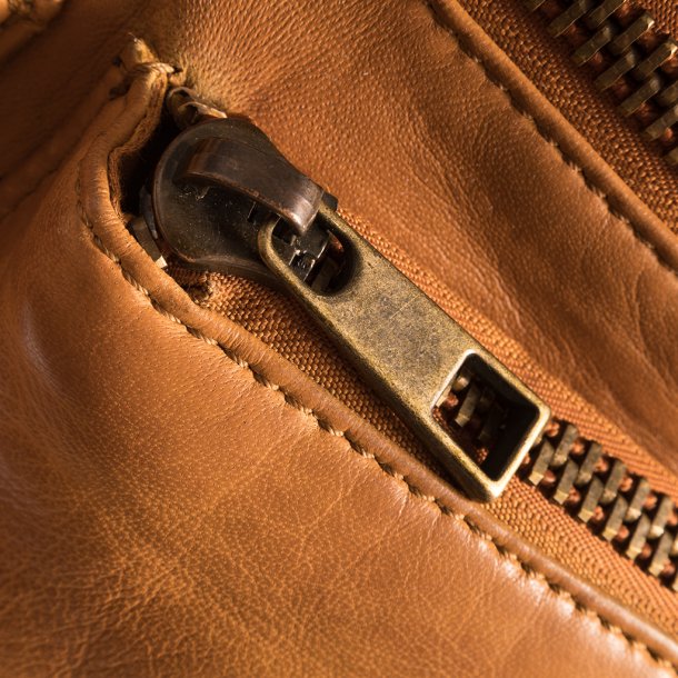 Depeche - Cognacfarvet mellemstor taske med 2 lommer foran - 15350