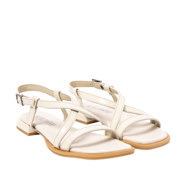 Art - Flad sandal i r�hvid lak med krydsremme - 2001