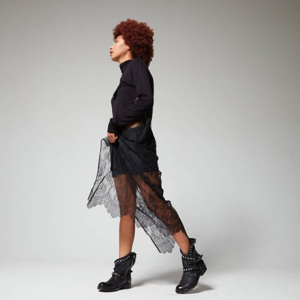 Airstep - Stvlette i sort med nitter