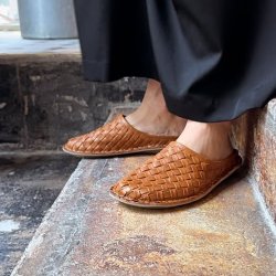 VIBAe - Slippers i flettet cognac skind - Roma Woven