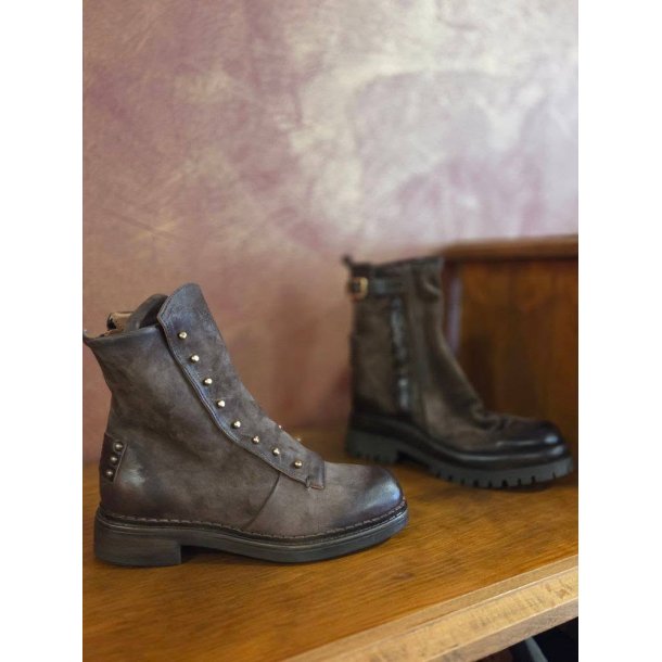 Airstep - St�vlette i brun ruskind med sm� nitter 