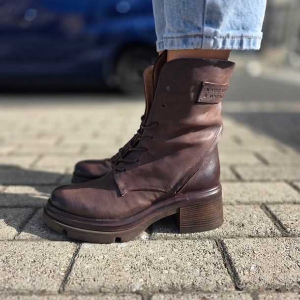 Airstep - Snrestvle i brun med moderat hl 