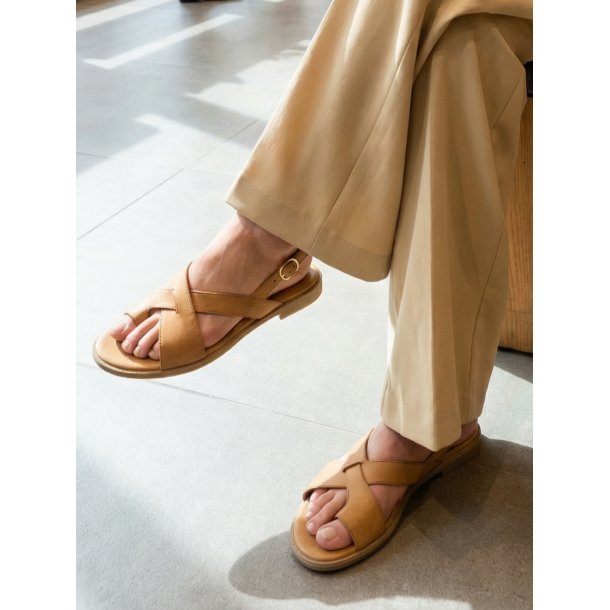 Paul Green - Flad sandal i varm brun med t�-rem - 6216