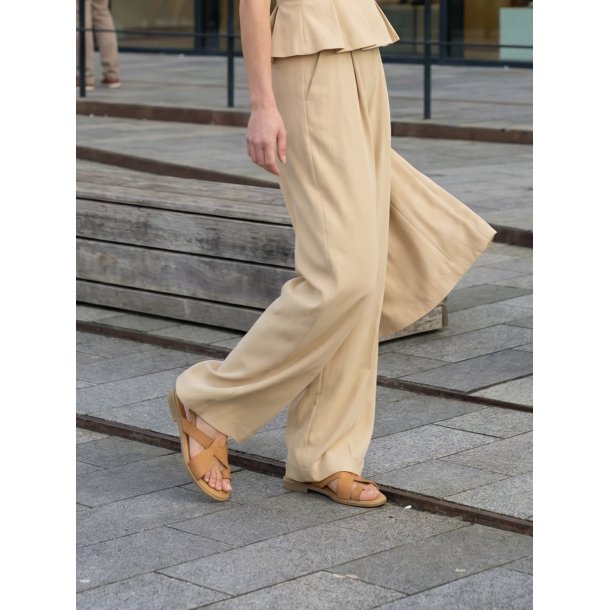 Paul Green - Flad sandal i varm brun med t�-rem - 6216