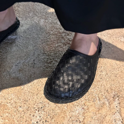 VIBAe - Slippers i sort flettet skind - Roma Woven