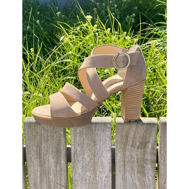 Paul Green - Sandal i beige nubuck med hl og plateau - 7942