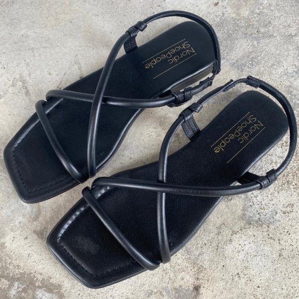 Nordic Shoepeople - Flad sandal i sort med krydsremme