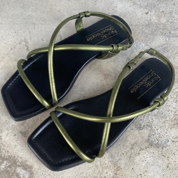 Nordic Shoepeople - Flad sandal i shiny oliven med krydsremme