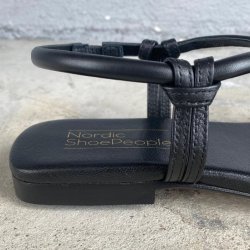 Nordic Shoepeople - Flad sandal i sort med krydsremme