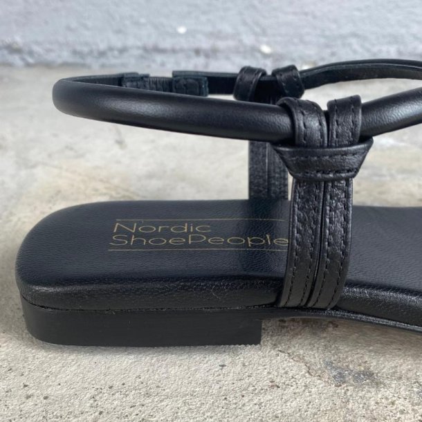 Nordic Shoepeople - Flad sandal i sort med krydsremme