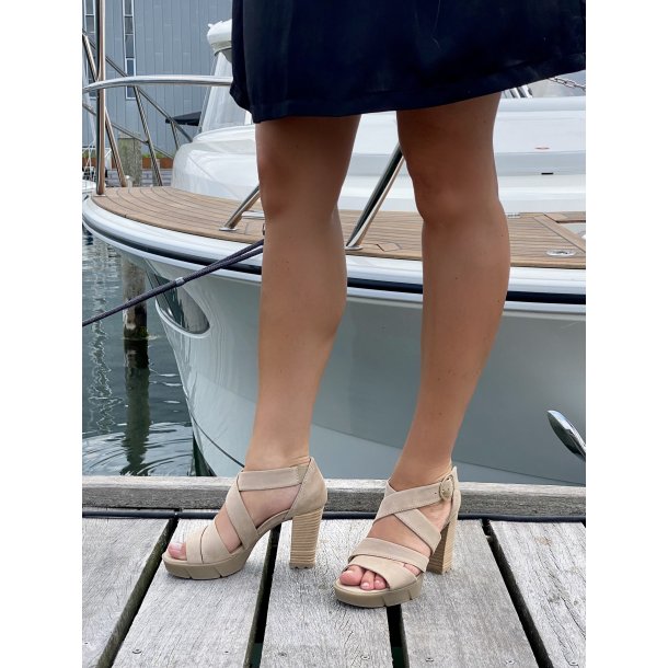 Paul Green - Sandal i beige nubuck med hl og plateau - 7942