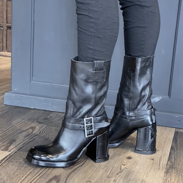 Airstep - Trekvartlang stvlette i sort med hj blokhl og plateau - Lussy