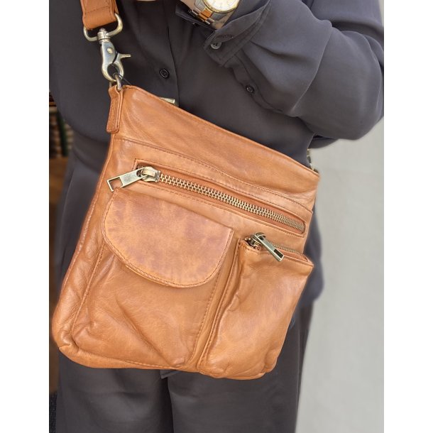 Depeche - Cognacfarvet mellemstor taske med 2 lommer foran - 15350