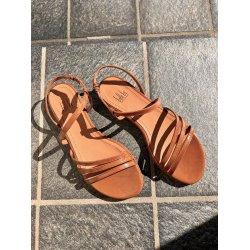 Billi Bi - Flad sandal med tynde remme i brun lak - A4088