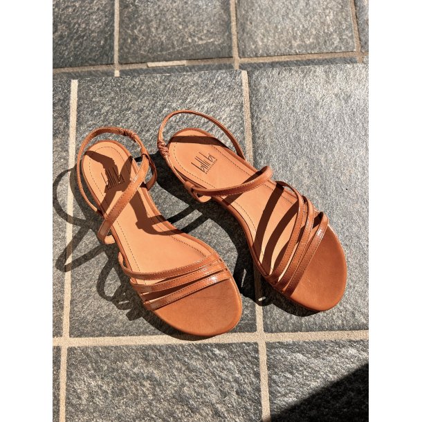 Billi Bi - Flad sandal med tynde remme i brun lak - A4088