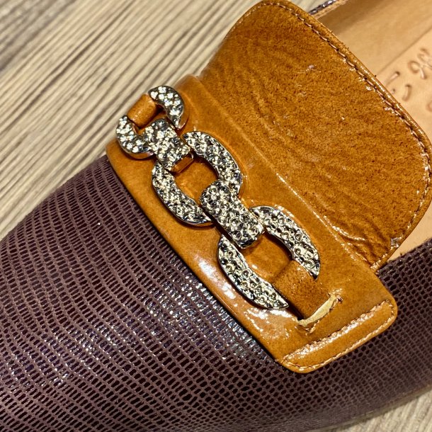 Chie Mihara - Loafer i brun og camel med guldspnde og lille hl - Jamay