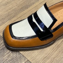 Chie Mihara - Loafer i lysebrun, rhvid og sort med moderat hl - Brochi