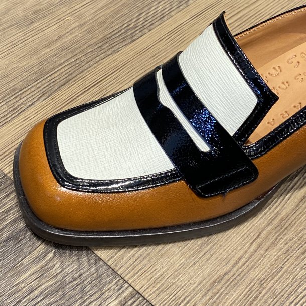 Chie Mihara - Loafer i lysebrun, rhvid og sort med moderat hl - Brochi