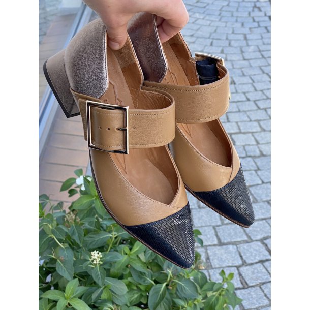 Chie Mihara - Sko i camel, sort og metal med lille hl - Hebas