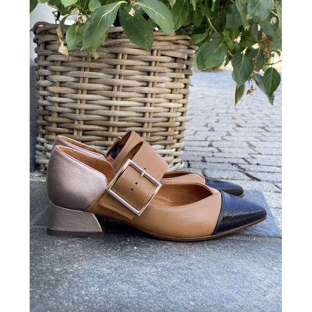 Chie Mihara - Sko i camel, sort og metal med lille hl - Hebas