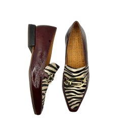 Chie Mihara - Flad loafer i bordeaux med zebra - Gildo