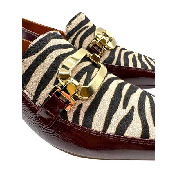 Chie Mihara - Flad loafer i bordeaux med zebra - Gildo
