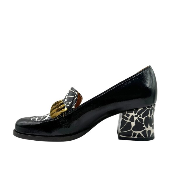 Chie Mihara - loafer i sort og r�hvid med guldpynt - Tibro