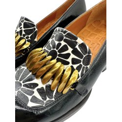 Chie Mihara - loafer i sort og r�hvid med guldpynt - Tibro