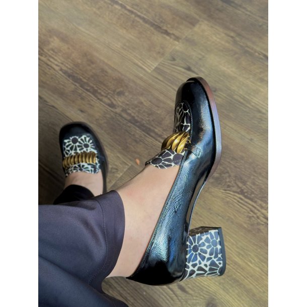 Chie Mihara - loafer i sort og r�hvid med guldpynt - Tibro