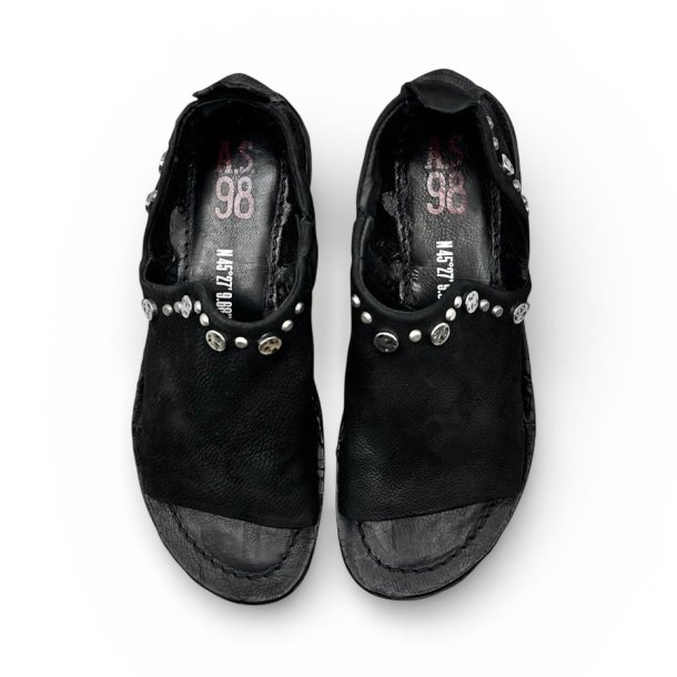 Airstep - Flad sandal i sort med s�lvnitter 
