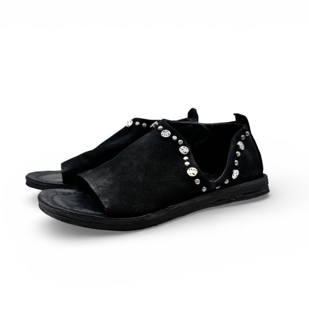Airstep - Flad sandal i sort med s�lvnitter 