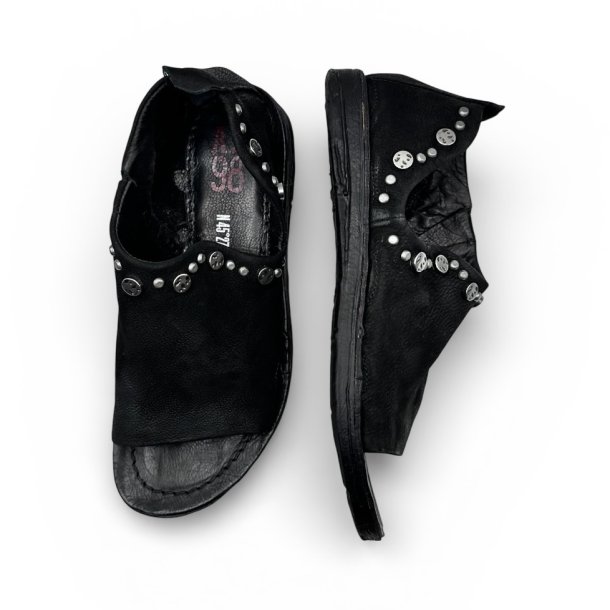 Airstep - Flad sandal i sort med s�lvnitter 