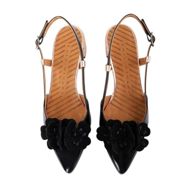 Chie Mihara - Pumps i sort og rosa guld med blomst og lille h�l - Hezel 