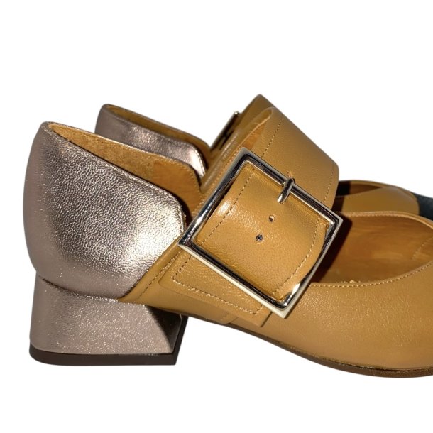 Chie Mihara - Sko i camel, sort og metal med lille hl - Hebas