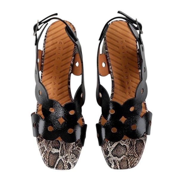 Chie Mihara - Sandal i sort lak og print p� h�l - Ryed