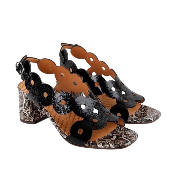 Chie Mihara - Sandal i sort lak og print p� h�l - Ryed