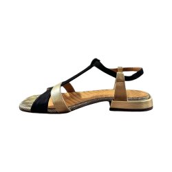 Chie Mihara - Flad sandal i sort ruskind og guld - Tomen