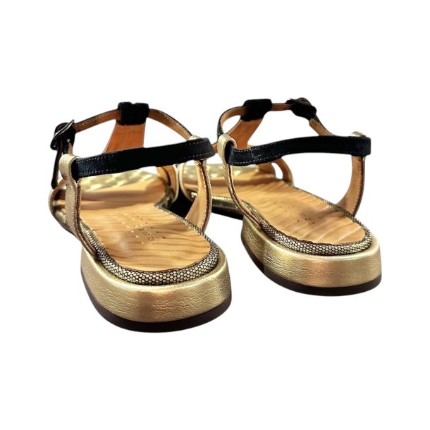 Chie Mihara - Flad sandal i sort ruskind og guld - Tomen