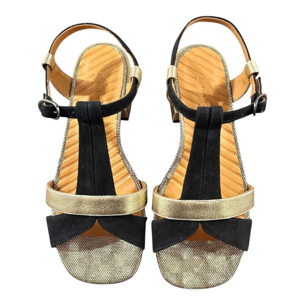 Chie Mihara - Flad sandal i sort ruskind og guld - Tomen