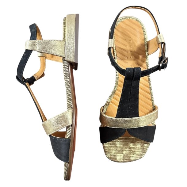 Chie Mihara - Flad sandal i sort ruskind og guld - Tomen