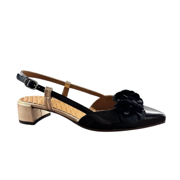 Chie Mihara - Pumps i sort og rosa guld med blomst og lille h�l - Hezel 