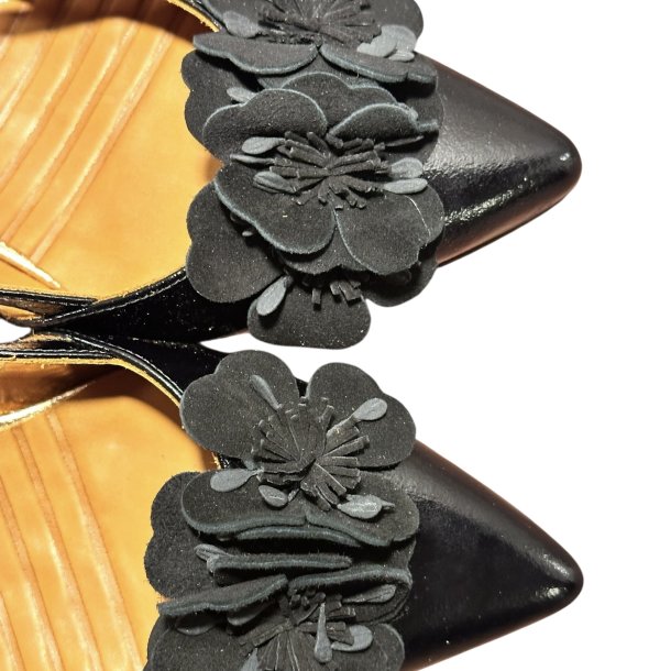 Chie Mihara - Pumps i sort og rosa guld med blomst og lille h�l - Hezel 
