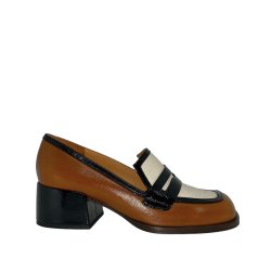 Chie Mihara - Loafer i lysebrun, rhvid og sort med moderat hl - Brochi
