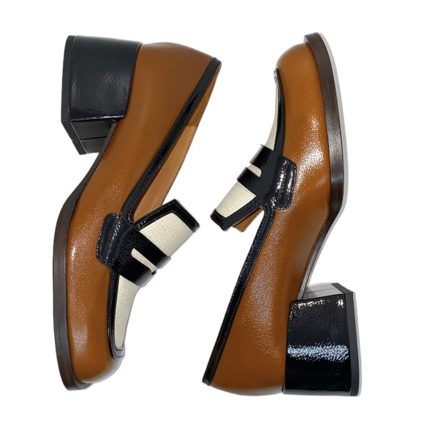 Chie Mihara - Loafer i lysebrun, rhvid og sort med moderat hl - Brochi